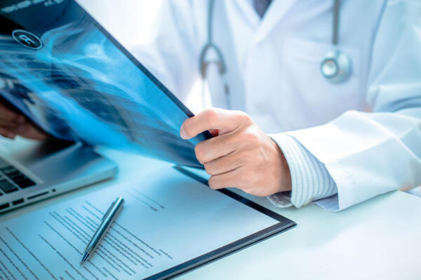 まず整形外科で診断を受けて、必要なら整骨院へ