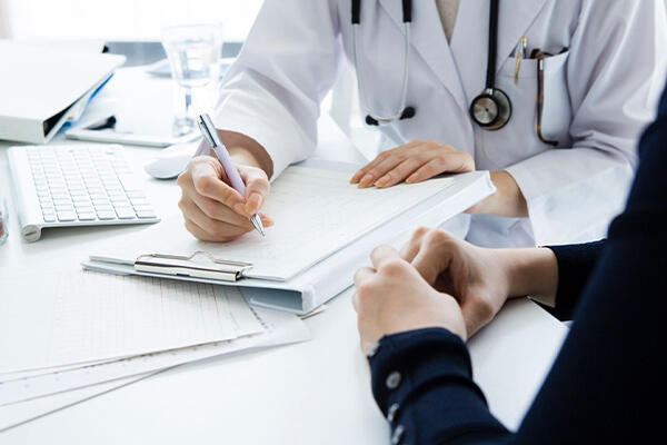 反り腰は病気?整形外科での扱い