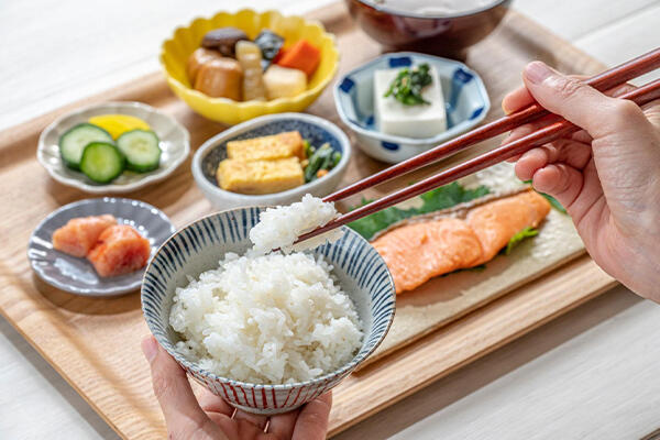 関節リウマチの人が食べてはいけないものは？食生活のポイントも解説